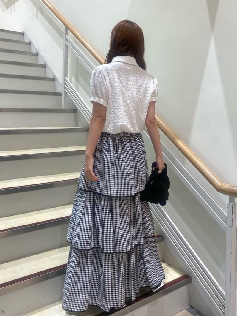 ブラック系のスニーカー、ホワイト系のシャツ/ブラウス、ブラック系のスカートを着用したレディースの夏コーディネートの4枚目の写真