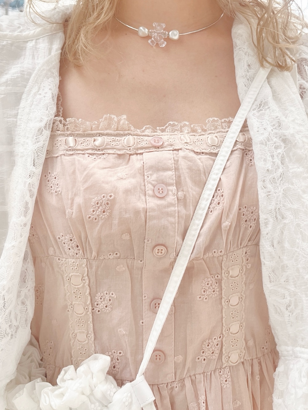 ホワイト系のブルゾン、ピンク系のワンピース、ホワイト系のバレエシューズを着用したレディースの春コーディネートの8枚目の写真