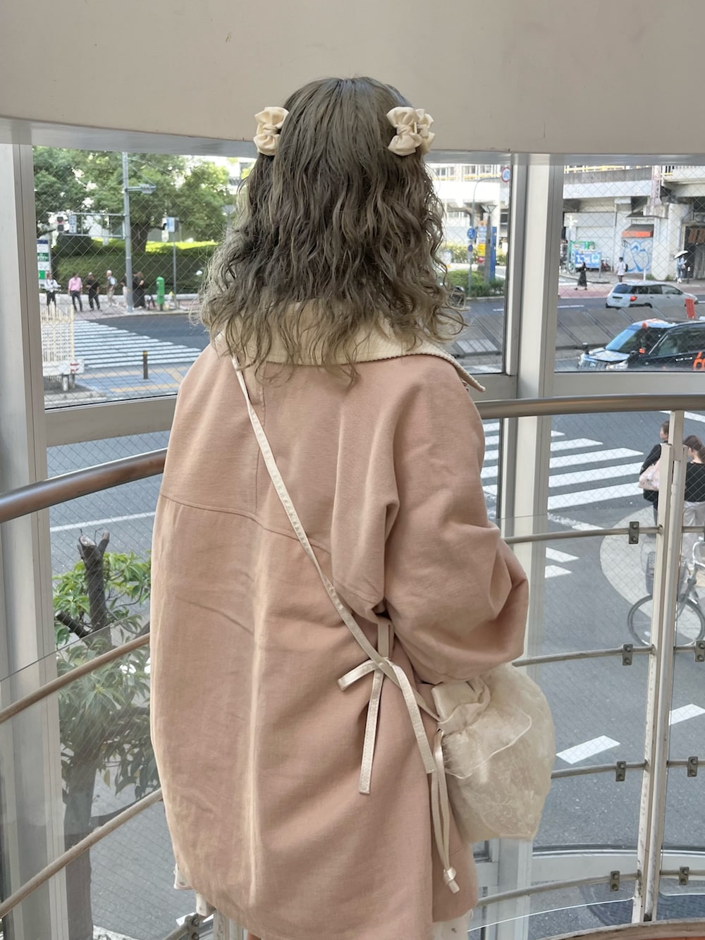 ピンク系のブルゾン、ベージュ系のTシャツ/カットソー、ピンク系のワンピースを着用したレディースの秋コーディネートの7枚目の写真