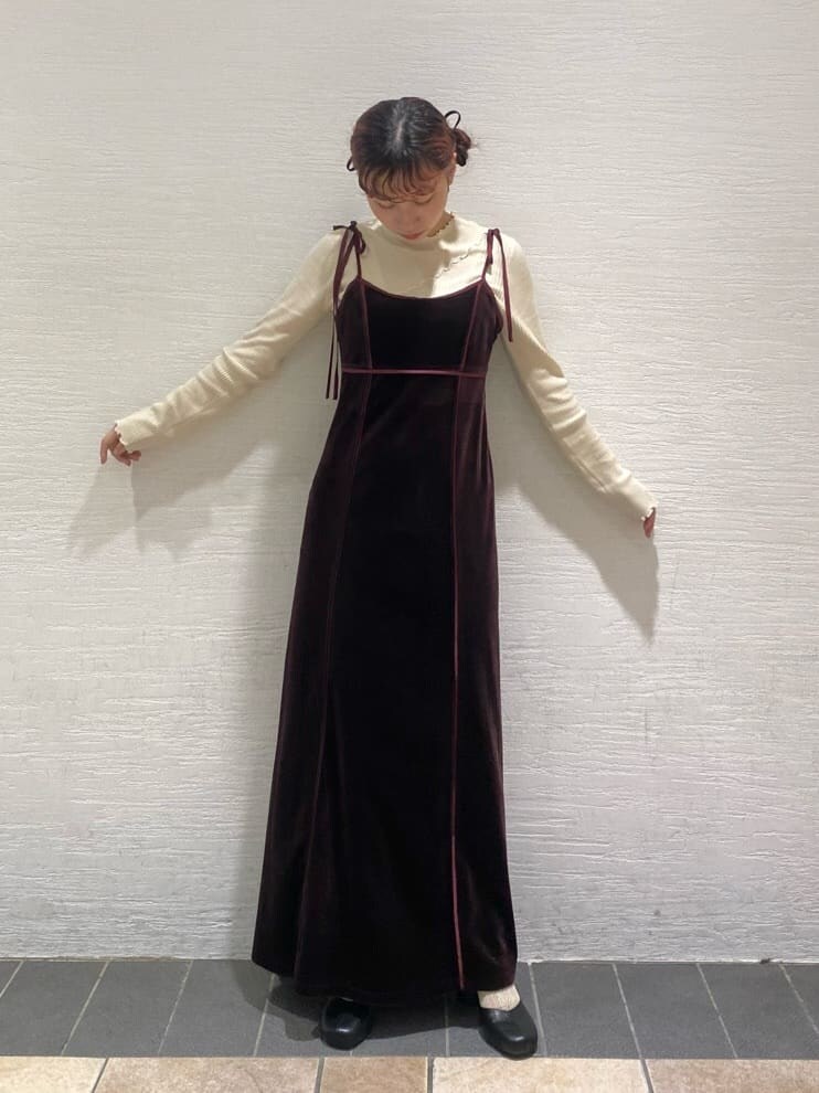 ブラック系のパンプス、ホワイト系のニット/セーター、ブラック系のパンプスを着用したレディースの秋コーディネートの2枚目の写真