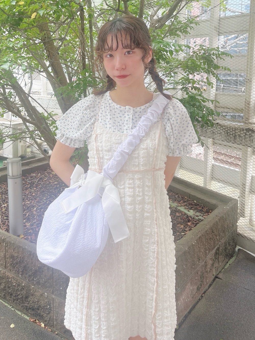 ブルー系のTシャツ/カットソー、ホワイト系のワンピース、ホワイト系のショルダーバッグを着用したレディースの夏コーディネートの4枚目の写真