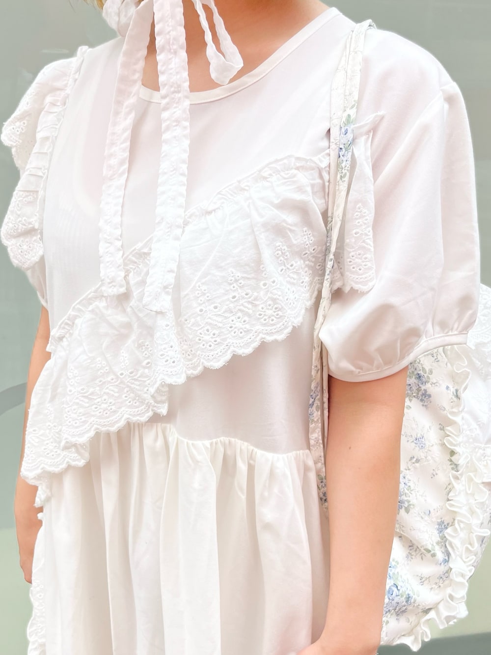 ホワイト系のワンピース、ブルー系のバックパック/リュック、ホワイト系のバレエシューズを着用したレディースの春コーディネートの9枚目の写真