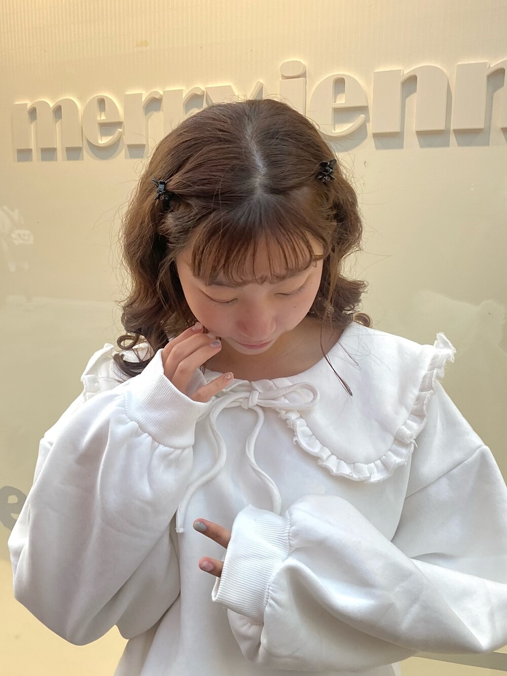 ホワイト系のナイロンジャケット、ホワイト系のTシャツ/カットソー、ホワイト系のその他パンツを着用したレディースの秋コーディネートの5枚目の写真