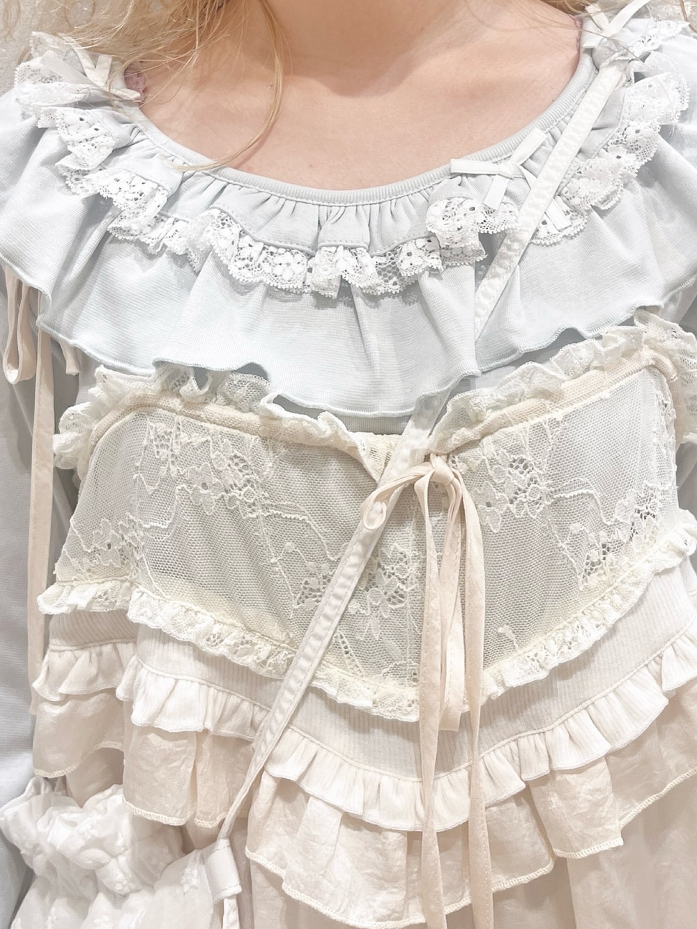 グリーン系のTシャツ/カットソー、ホワイト系のその他パンツ、ホワイト系のその他トップスを着用したレディースの春コーディネートの7枚目の写真