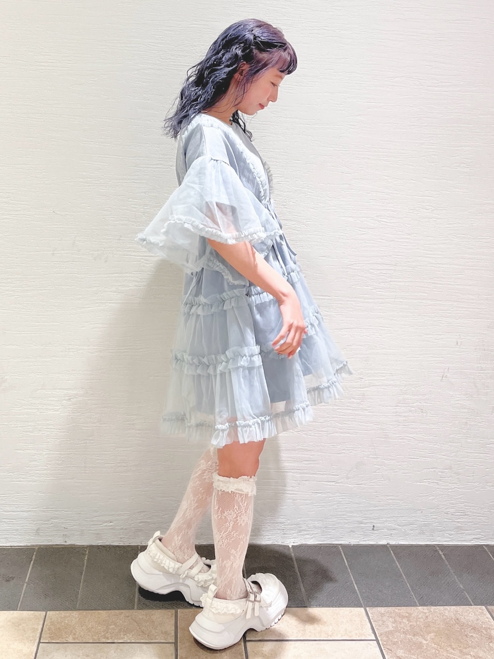 ブルー系のワンピース、ホワイト系のスニーカーを着用したレディースの春コーディネートの5枚目の写真