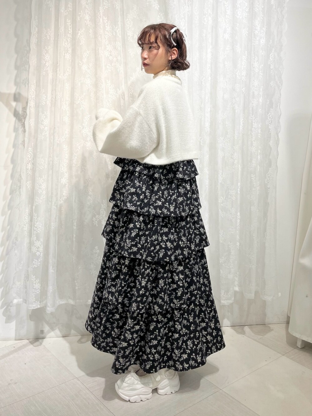 ホワイト系のカーディガン/ボレロ、ホワイト系のニット/セーター、ブラック系のワンピースを着用したレディースの秋コーディネートの2枚目の写真