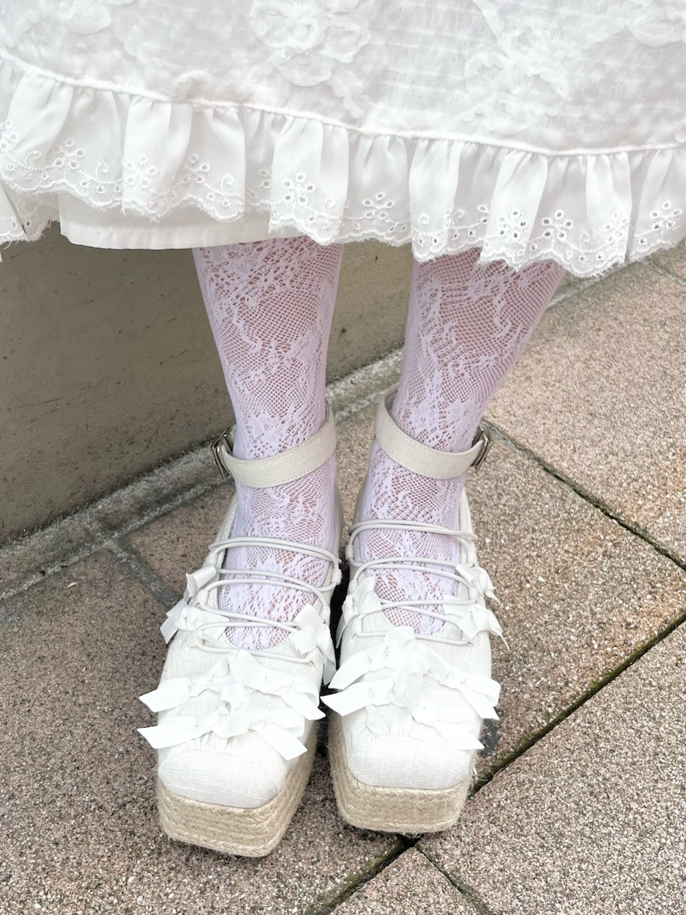 ホワイト系のシャツ/ブラウス、ホワイト系のシャツ/ブラウス、ホワイト系のスカートを着用したレディースの夏コーディネートの10枚目の写真