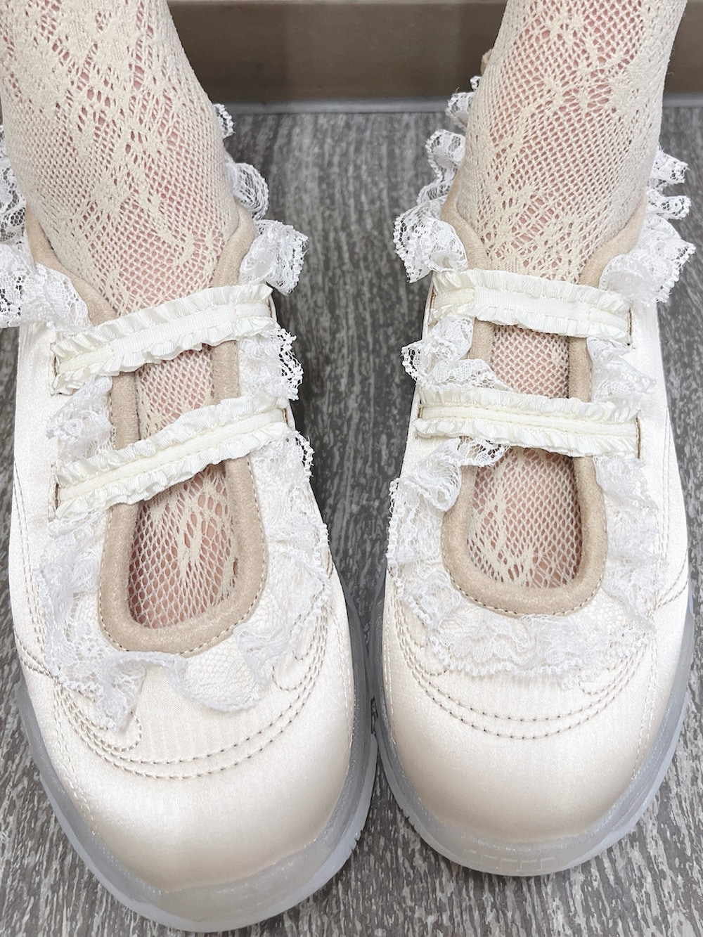 ホワイト系のスウェット、グレー系のショルダーバッグ、ホワイト系のその他パンツを着用したレディースの冬コーディネートの10枚目の写真