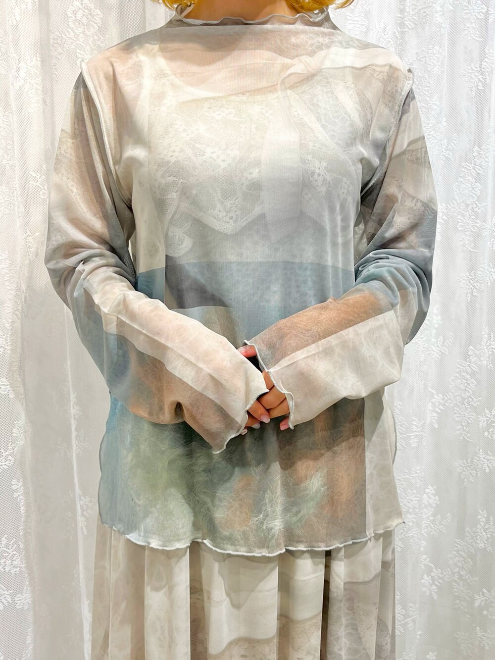 グリーン系のTシャツ/カットソー、グリーン系のスカート、ピンク系のスニーカーを着用したレディースの夏コーディネートの9枚目の写真