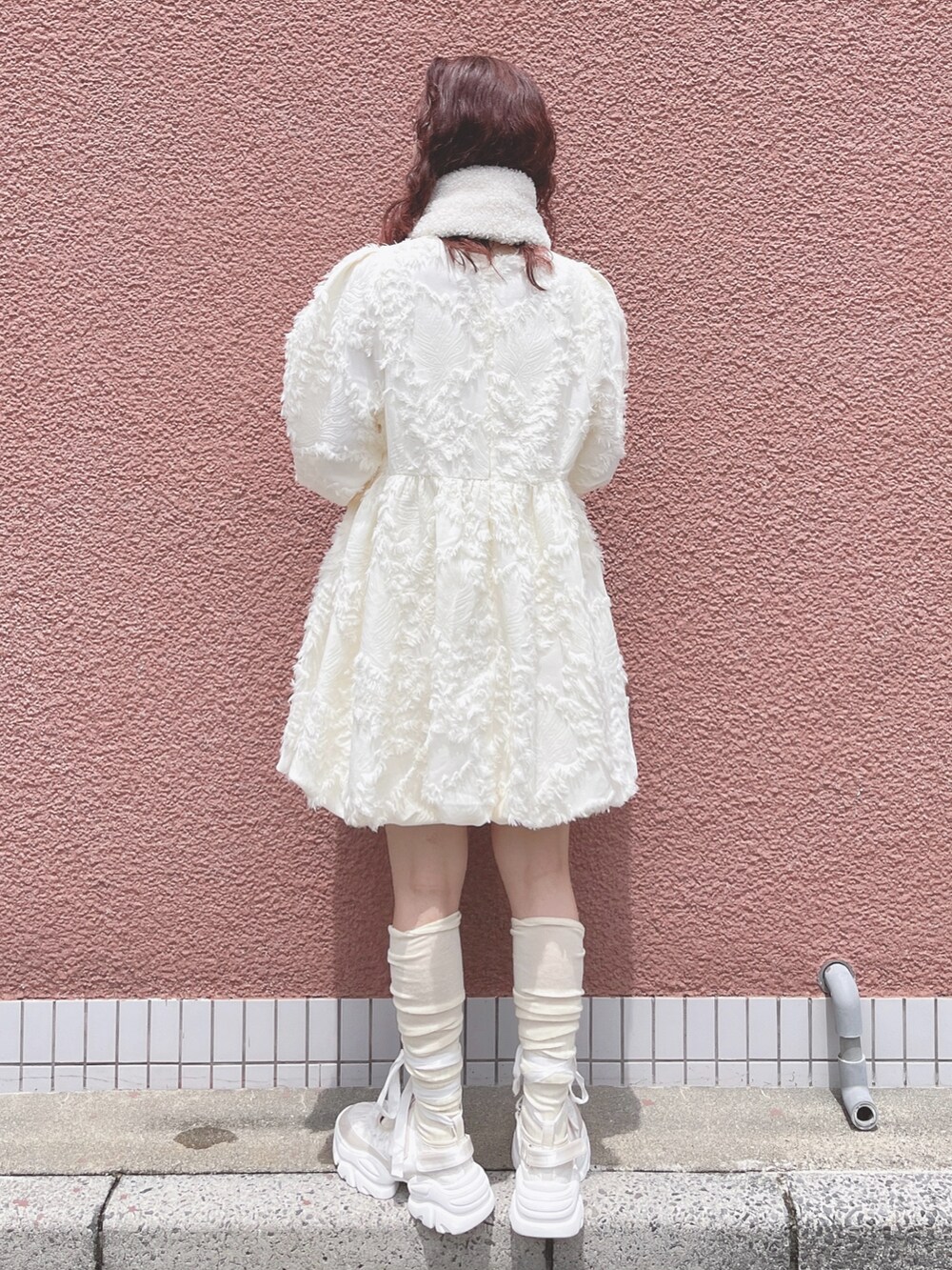 ホワイト系のワンピース、ホワイト系のスニーカー、ホワイト系のマフラーを着用したレディースの夏コーディネートの3枚目の写真