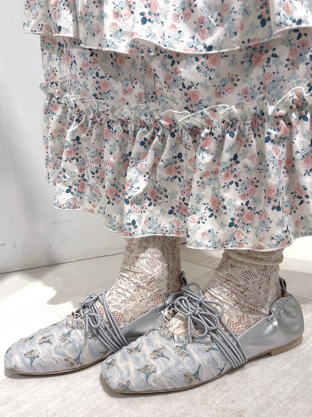 ピンク系のシャツ/ブラウス、ピンク系のスカート、シルバー系のバレエシューズを着用したレディースの冬コーディネートの7枚目の写真