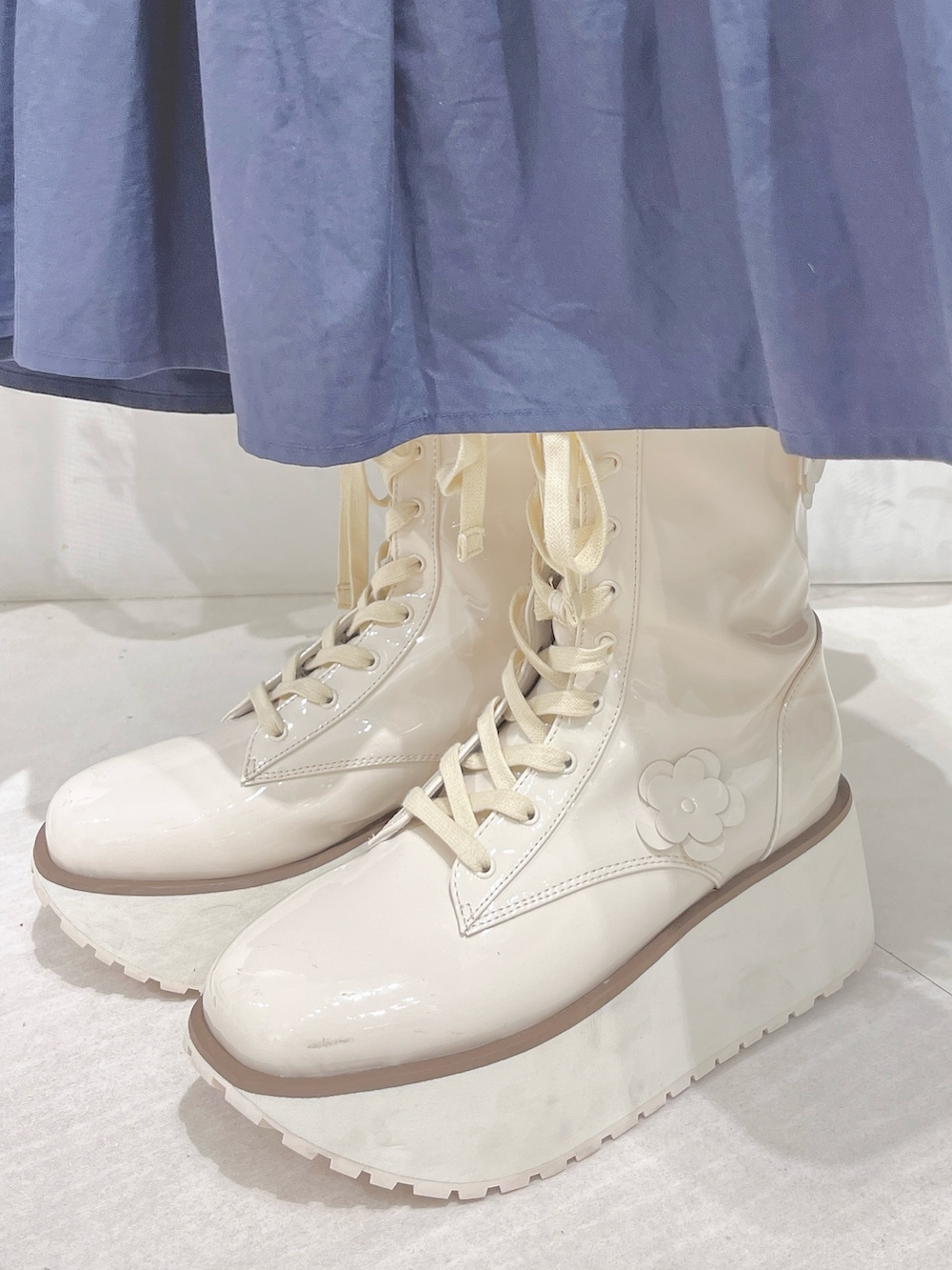 ブルー系のワンピース、ホワイト系のシャツ/ブラウス、ホワイト系のバックパック/リュックを着用したレディースの夏コーディネートの10枚目の写真