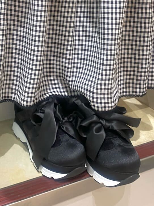 ブラック系のスニーカー、ホワイト系のシャツ/ブラウス、ブラック系のスカートを着用したレディースの夏コーディネートの7枚目の写真