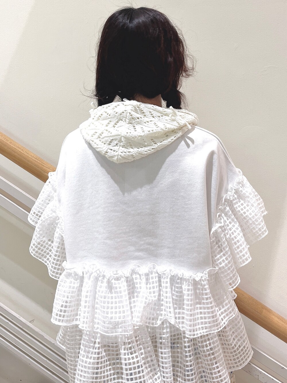 ホワイト系のスウェット、ブルー系のスカート、ホワイト系のスニーカーを着用したレディースの冬コーディネートの6枚目の写真