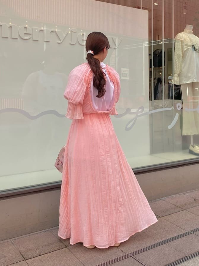ピンク系のワンピース、ピンク系のパンプス、ピンク系のハンドバッグを着用したレディースの春コーディネートの4枚目の写真