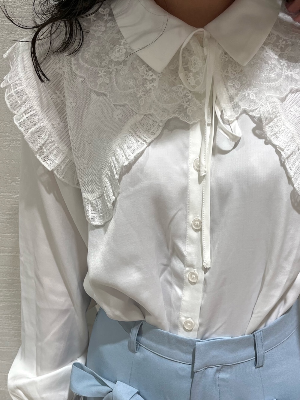 ホワイト系のチュニック、ブルー系のその他パンツ、ホワイト系のスニーカーを着用したレディースの春コーディネートの4枚目の写真