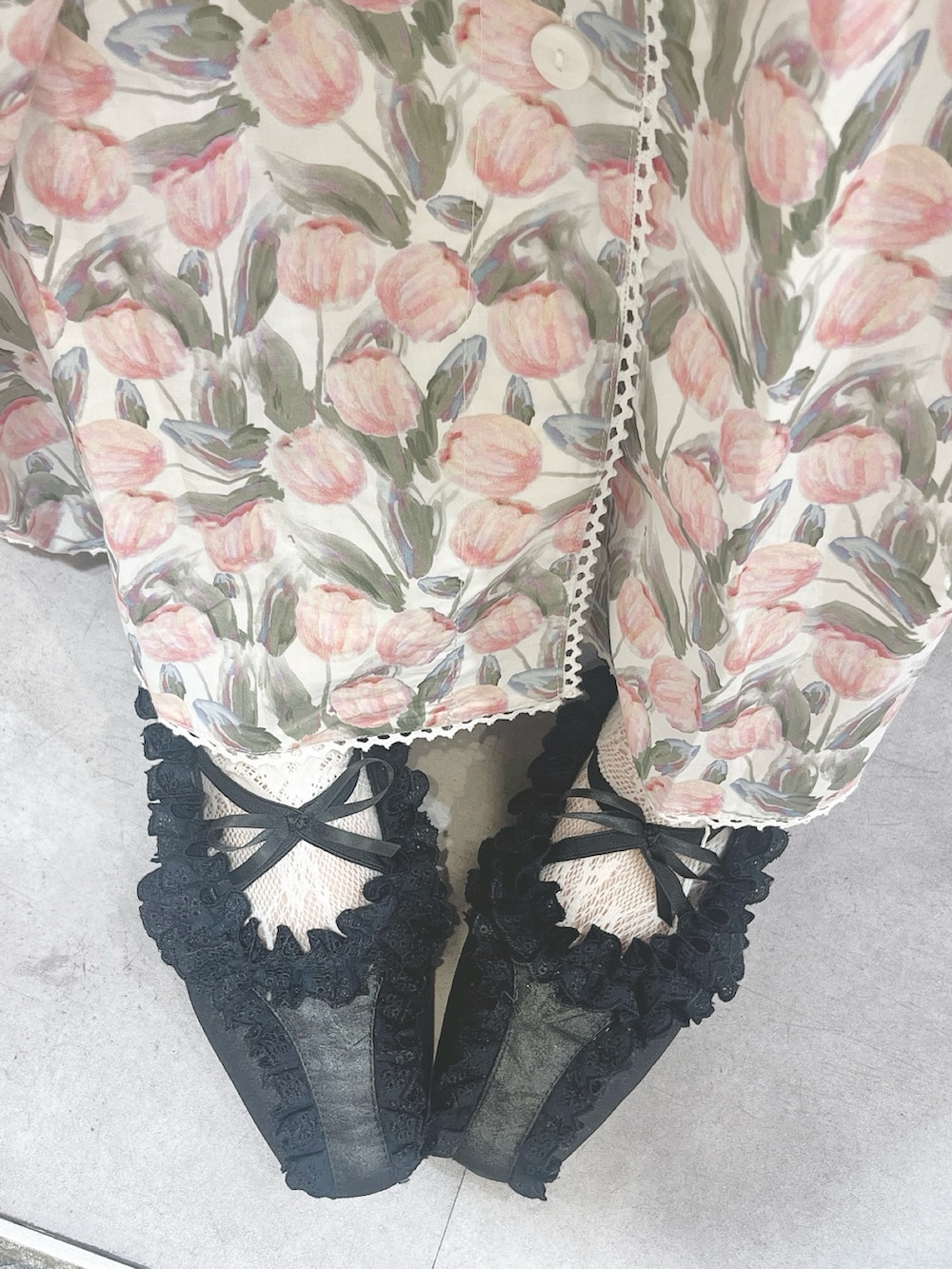 ホワイト系のワンピース、ブラック系のバレエシューズ、グリーン系のチョーカーを着用したレディースの春コーディネートの10枚目の写真