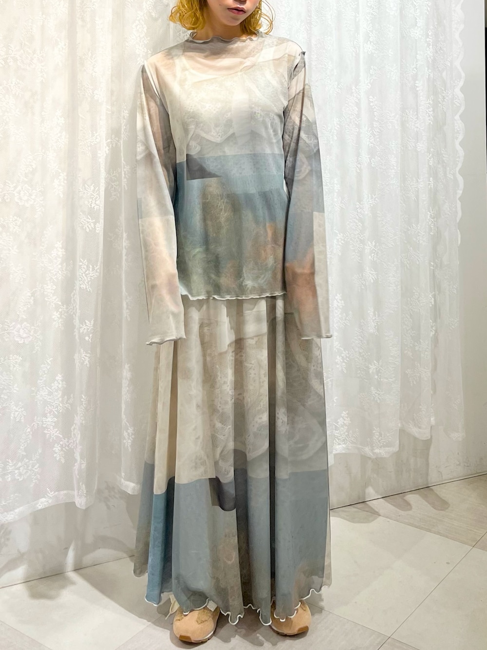 グリーン系のTシャツ/カットソー、グリーン系のスカート、ピンク系のスニーカーを着用したレディースの夏コーディネートの5枚目の写真