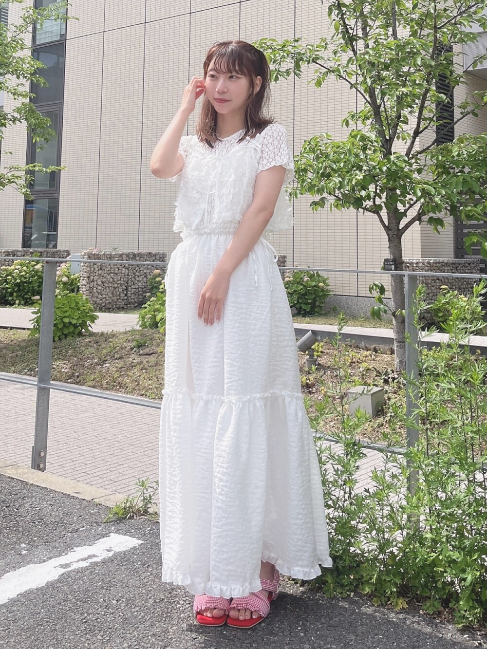 ホワイト系のワンピース、ホワイト系のキャミソール、レッド系のサンダルを着用したレディースの夏コーディネートの2枚目の写真