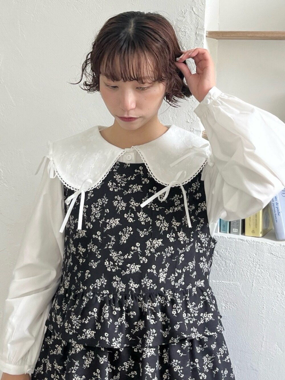 ブラック系のショルダーバッグ、ホワイト系のシャツ/ブラウス、ブラック系のワンピースを着用したレディースの秋コーディネートの6枚目の写真