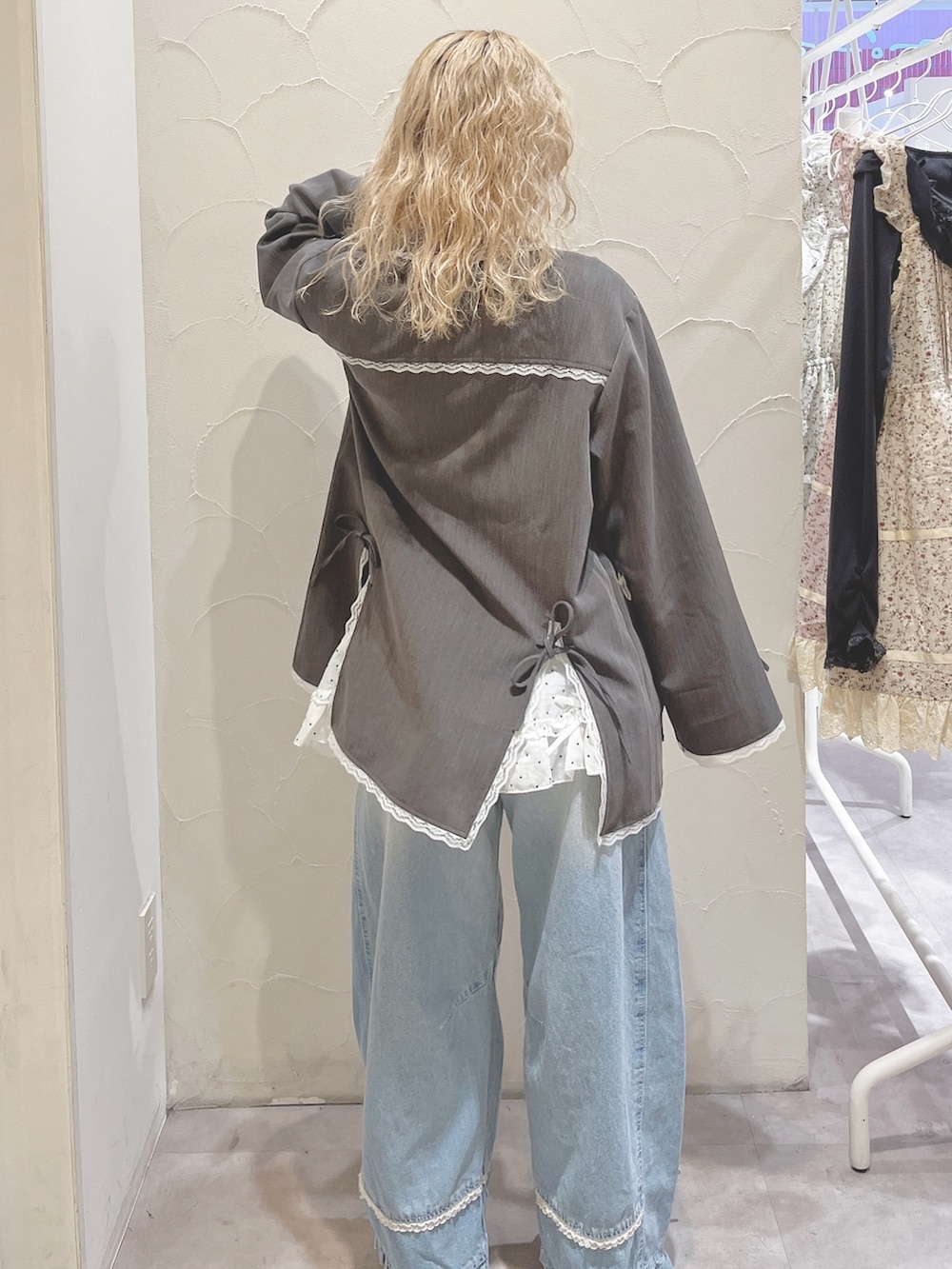 グレー系のテーラードジャケット、グレー系のTシャツ/カットソー、その他のスカートを着用したレディースの冬コーディネートの4枚目の写真