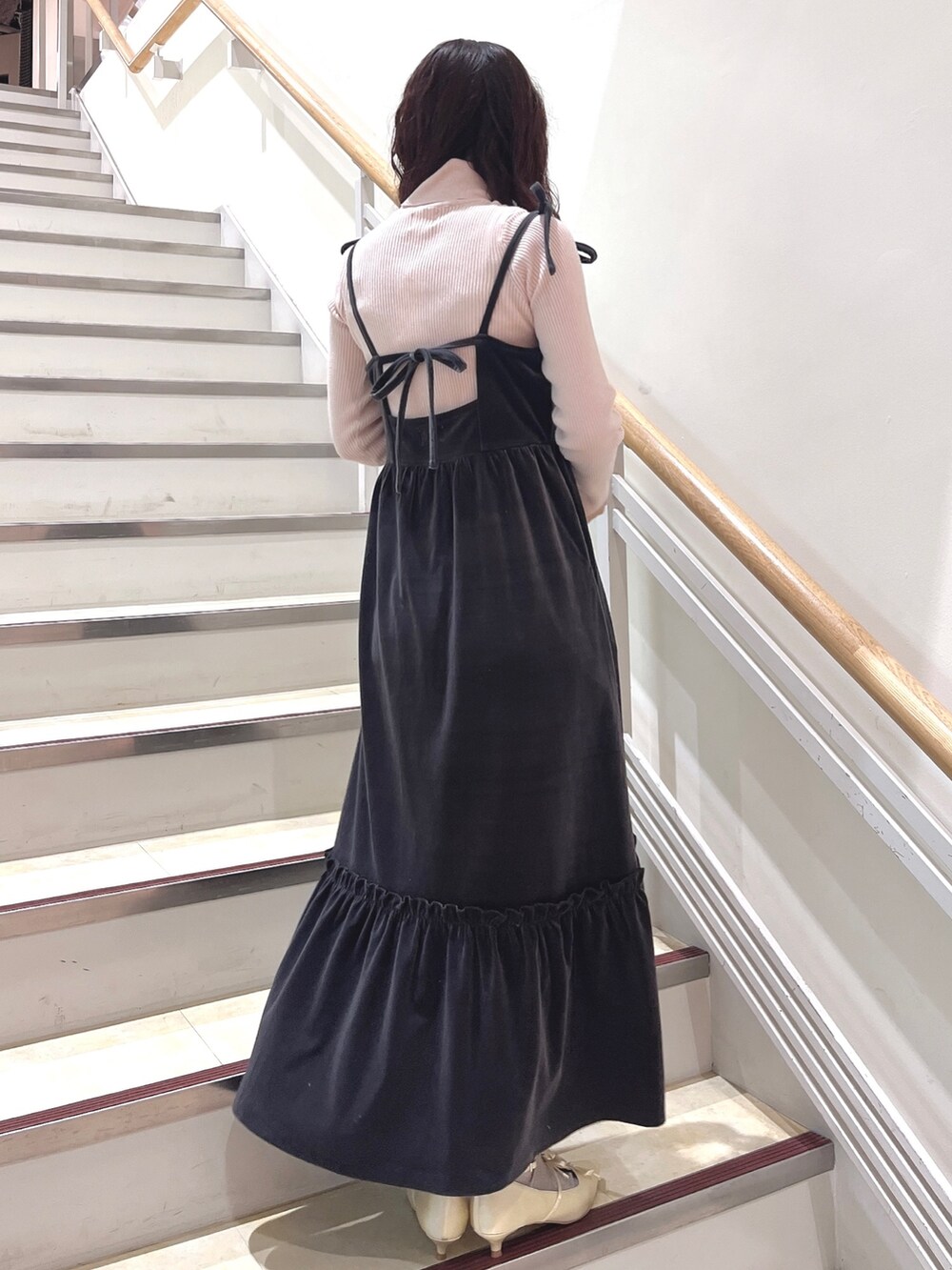 ピンク系のニット/セーター、グレー系のワンピース、ホワイト系のパンプスを着用したレディースの冬コーディネートの3枚目の写真