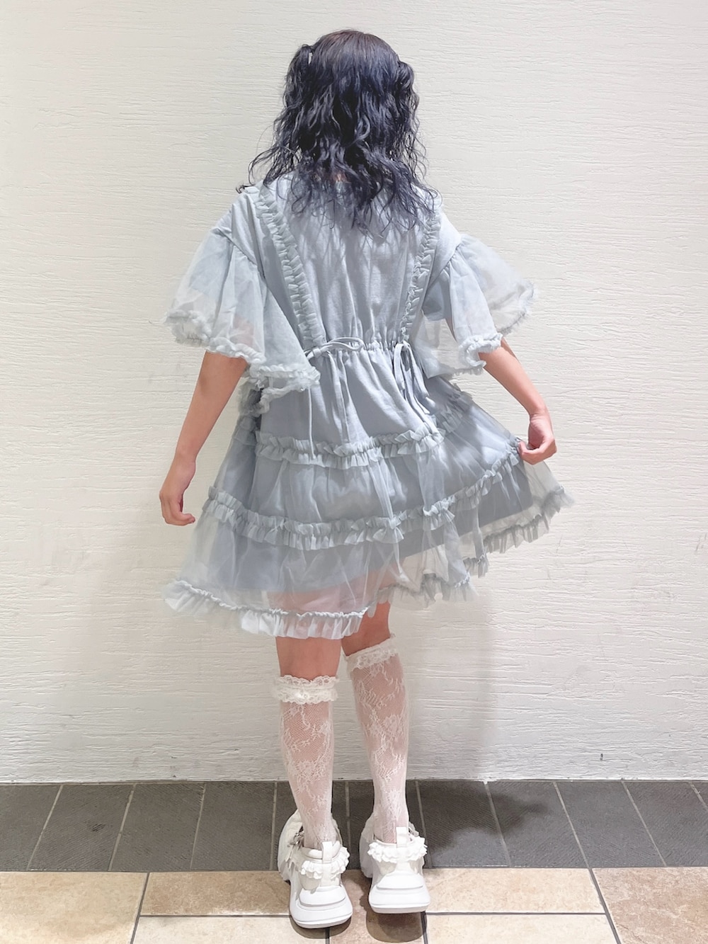 ブルー系のワンピース、ホワイト系のスニーカーを着用したレディースの春コーディネートの6枚目の写真