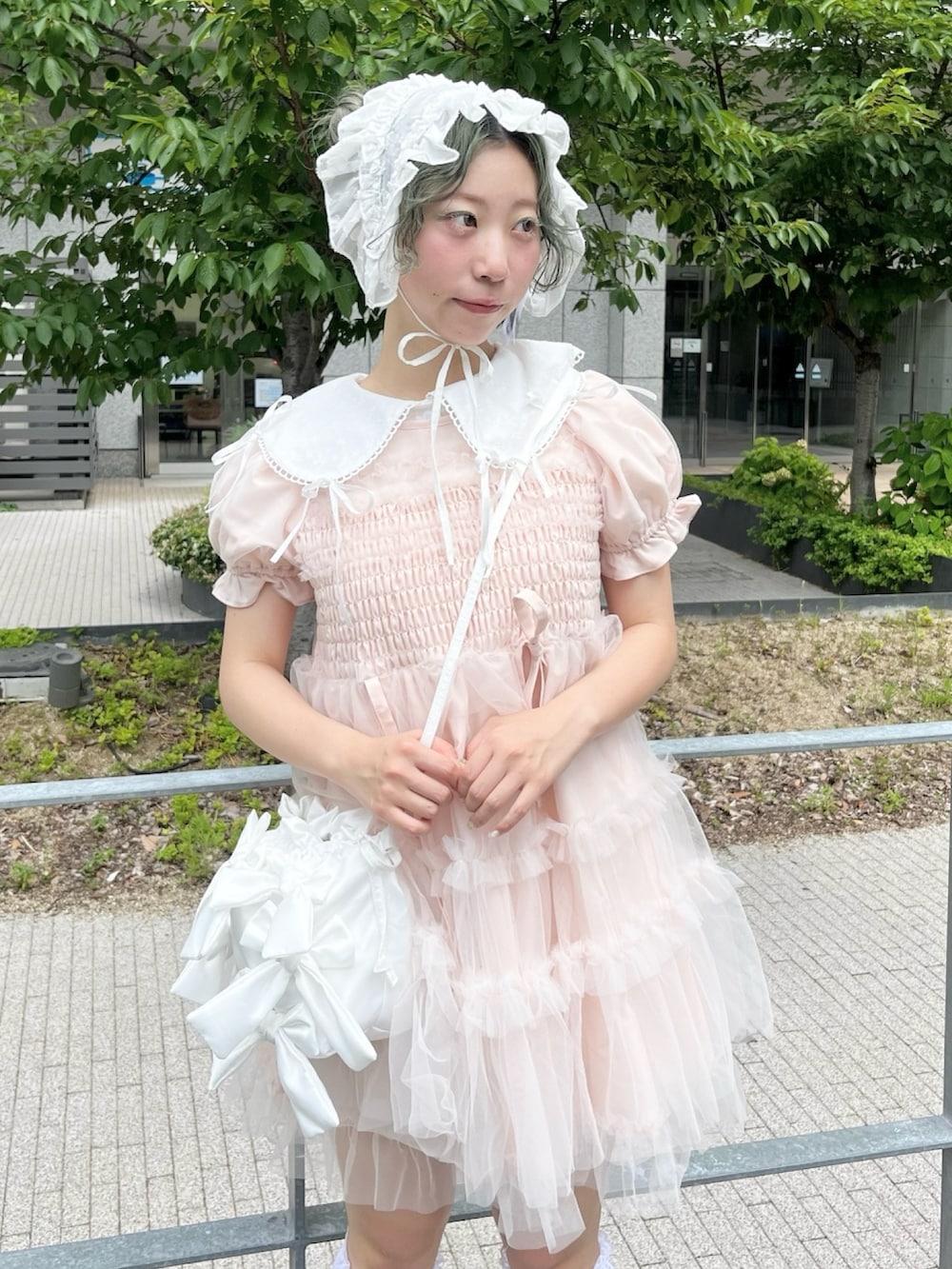 ホワイト系のシャツ/ブラウス、ピンク系のワンピース、ホワイト系のショルダーバッグを着用したレディースの夏コーディネートの7枚目の写真