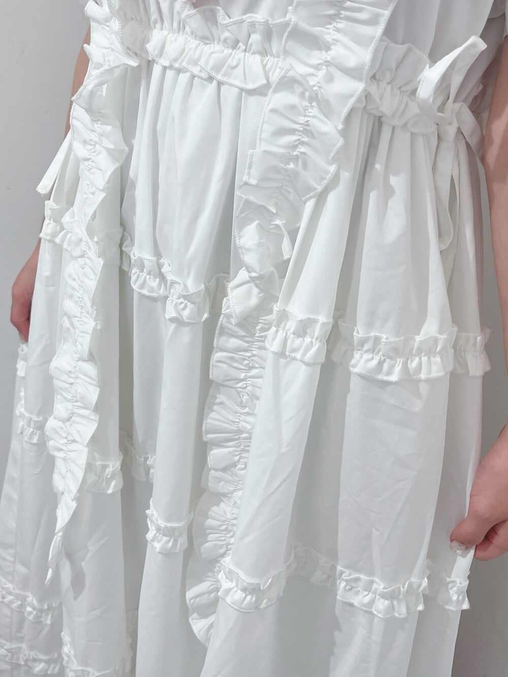 ホワイト系のワンピース、ホワイト系のサンダル、ピンク系の付け襟を着用したレディースの夏コーディネートの7枚目の写真