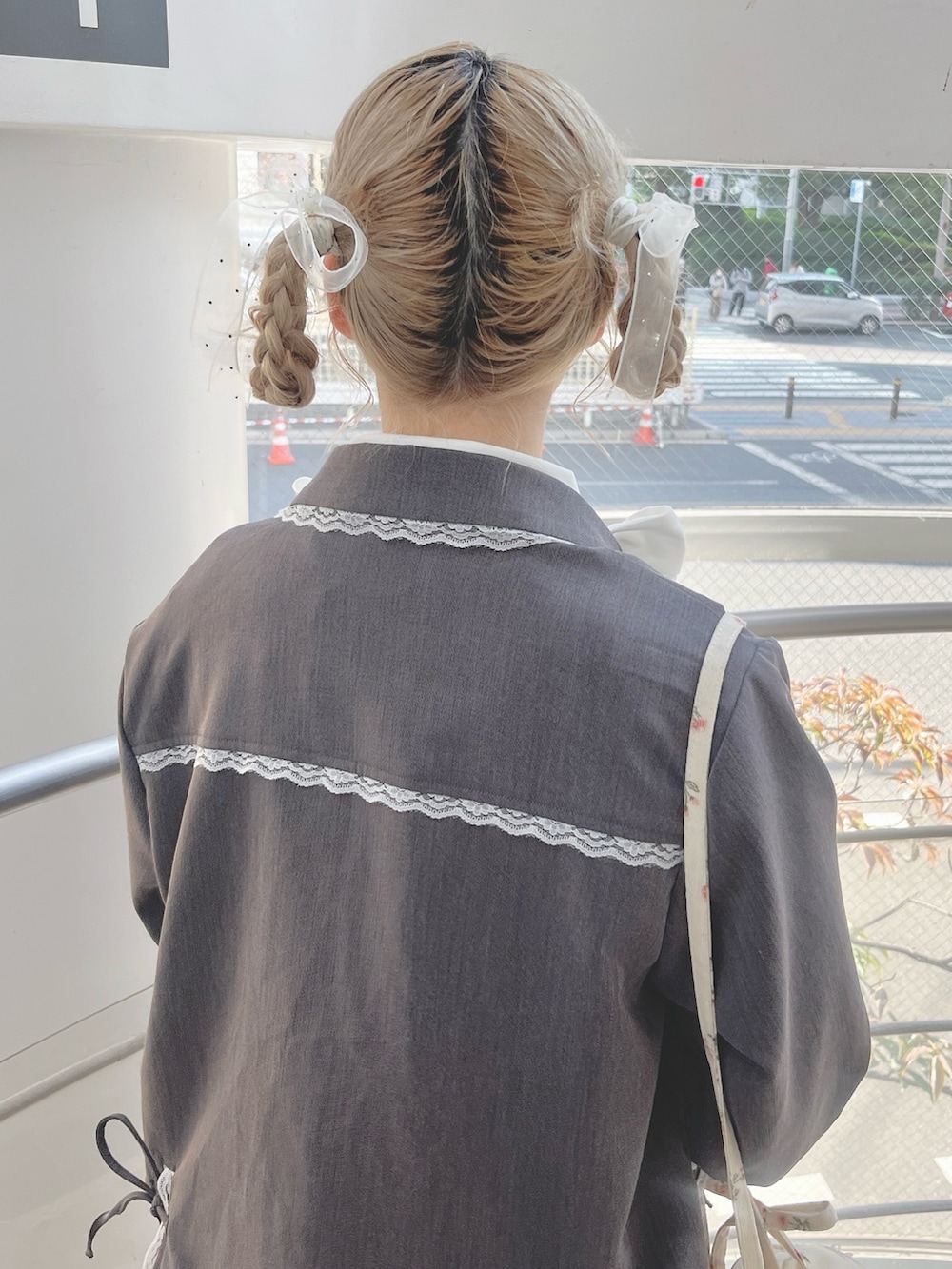 グレー系のテーラードジャケット、ホワイト系のシャツ/ブラウス、ピンク系のワンピースを着用したレディースの冬コーディネートの6枚目の写真