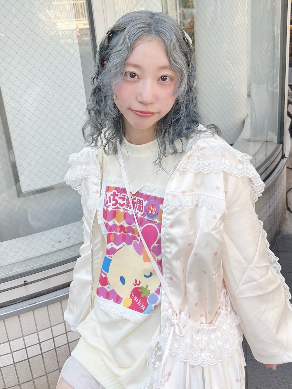 ピンク系のブルゾン、ベージュ系のスウェット、ホワイト系のスカートを着用したレディースの秋コーディネートの5枚目の写真