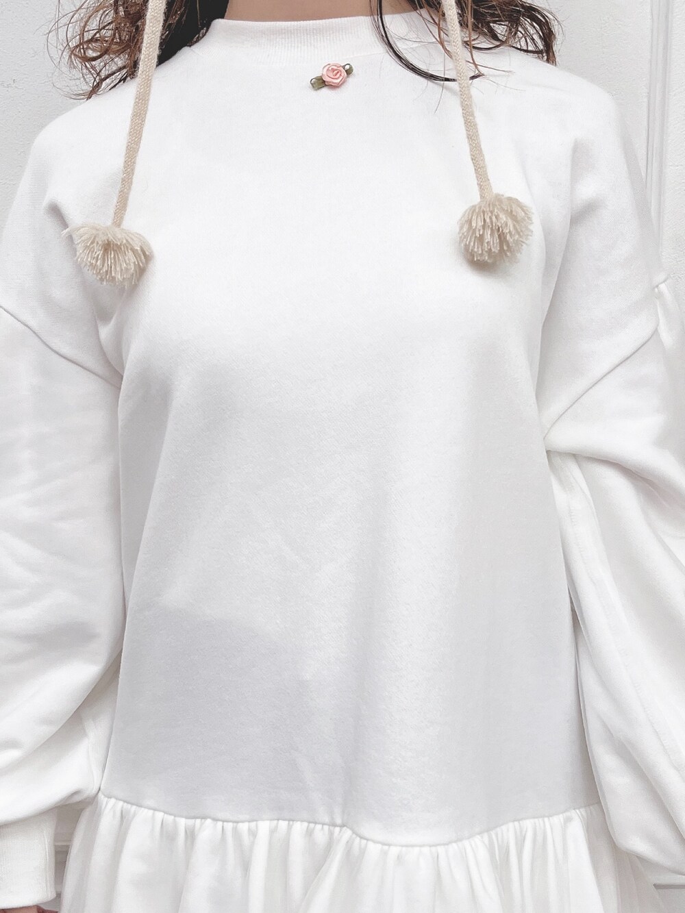 ブルー系のデニムパンツ、ホワイト系のスニーカー、ホワイト系のスウェットを着用したレディースの夏コーディネートの3枚目の写真