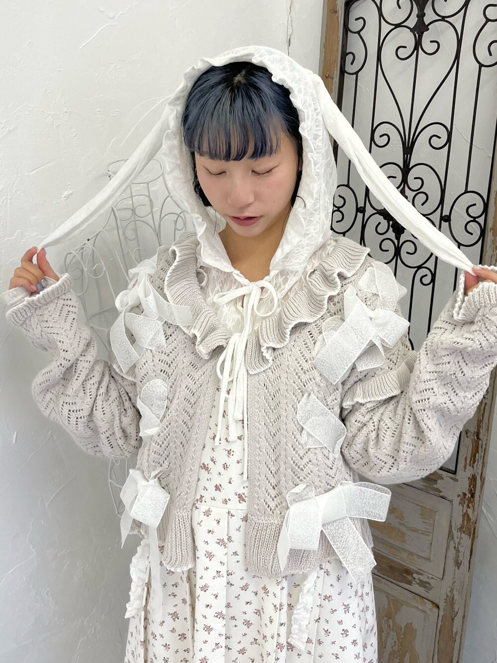 グレー系のカーディガン/ボレロ、ホワイト系のTシャツ/カットソー、ホワイト系のワンピースを着用したレディースの冬コーディネートの8枚目の写真
