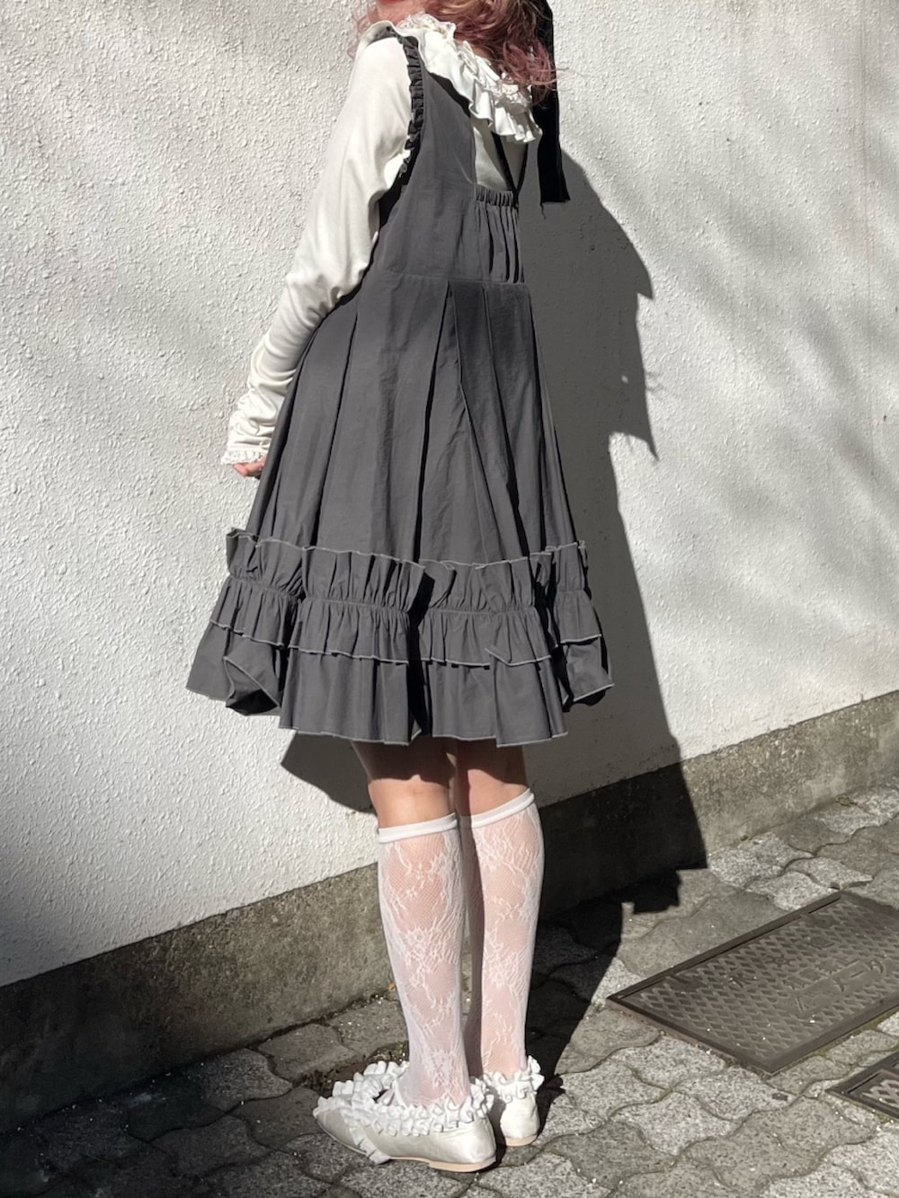 ホワイト系のTシャツ/カットソー、ブラック系のショルダーバッグ、グレー系のワンピースを着用したレディースの冬コーディネートの5枚目の写真