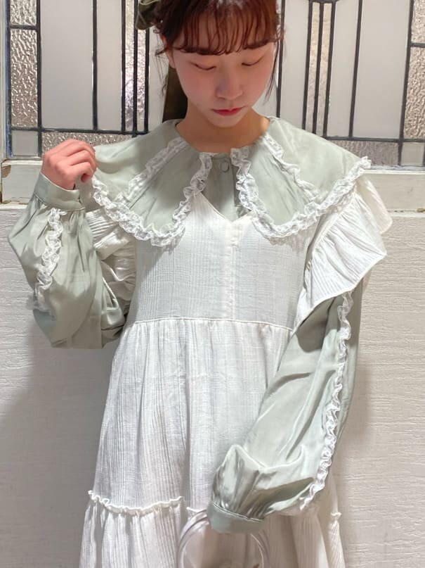 グリーン系のシャツ/ブラウス、ブルー系のパンプス、ホワイト系のワンピースを着用したレディースの冬コーディネートの4枚目の写真