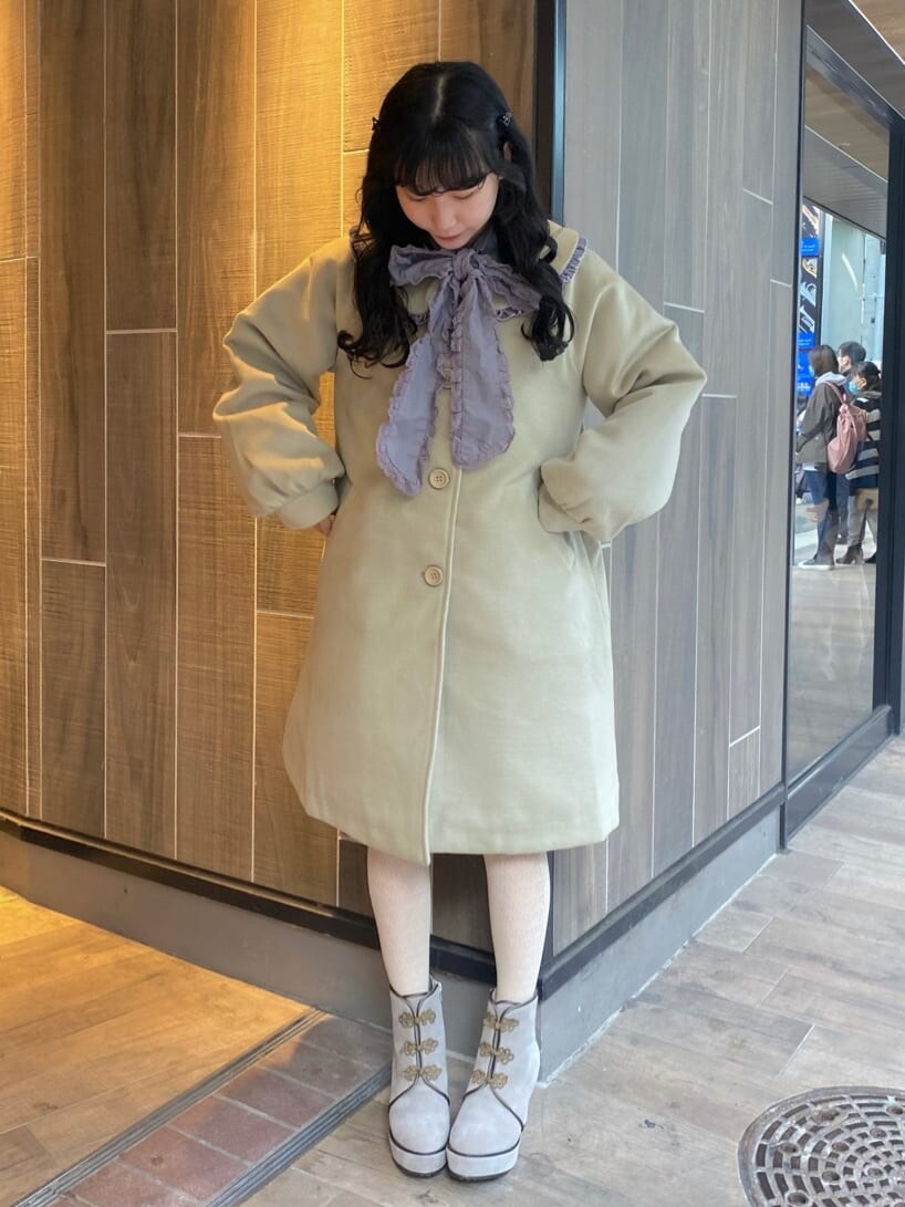 パープル系のシャツ/ブラウス、ベージュ系のブーツ、グリーン系のその他アウターを着用したレディースの秋コーディネートの2枚目の写真