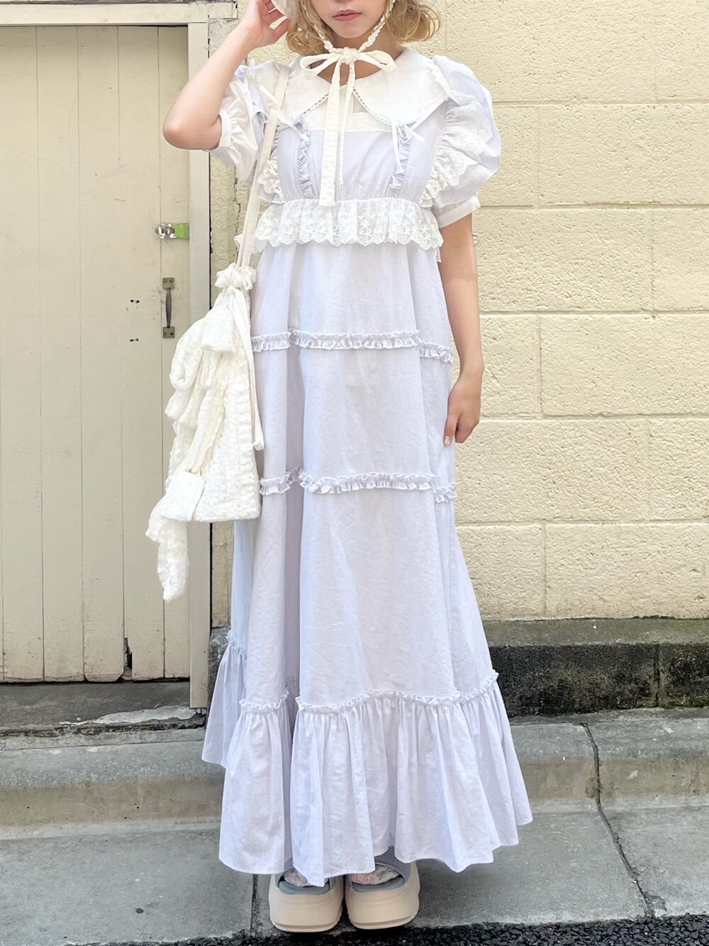 ホワイト系のシャツ/ブラウス、ブルー系のワンピース、ホワイト系のトートバッグを着用したレディースの春コーディネートの4枚目の写真