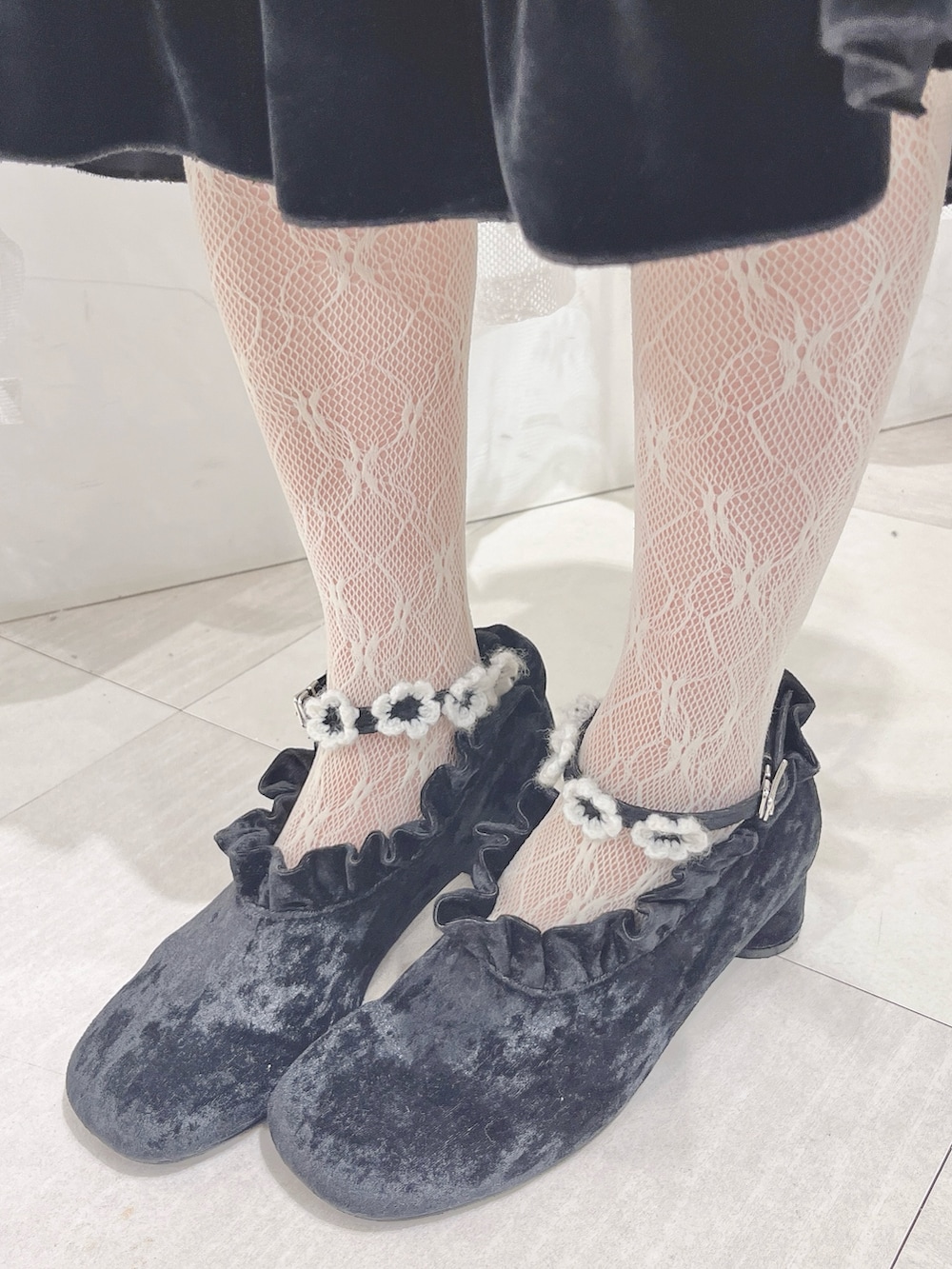 ブラック系のワンピース、レッド系のハンドバッグ、ブラック系のパンプスを着用したレディースの夏コーディネートの9枚目の写真