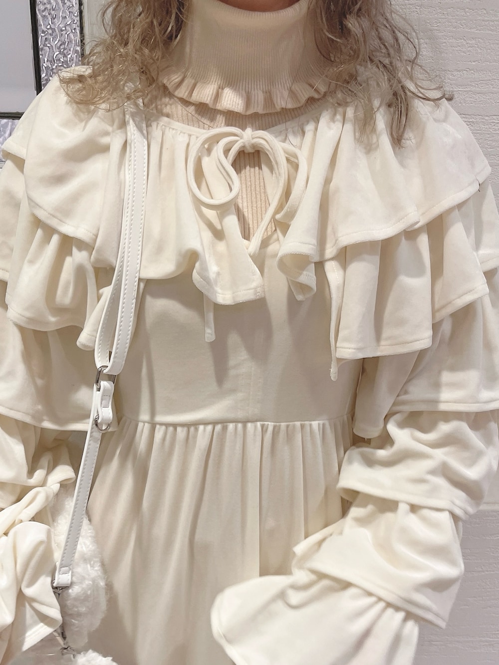 ホワイト系のカーディガン/ボレロ、ホワイト系のワンピース、ホワイト系のニット/セーターを着用したレディースの秋コーディネートの3枚目の写真