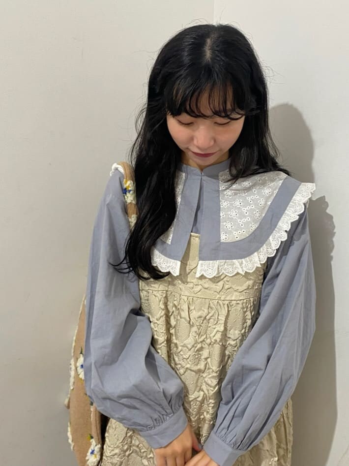 ホワイト系のパンプス、ベージュ系のワンピース、ベージュ系のトートバッグを着用したレディースの秋コーディネートの5枚目の写真