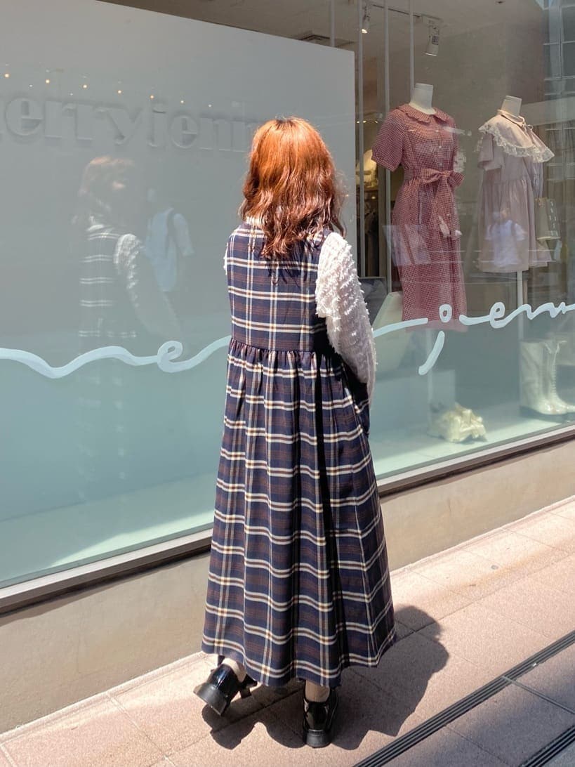 ブルー系のワンピース、ホワイト系のシャツ/ブラウス、ブラック系のその他シューズを着用したレディースの夏コーディネートの4枚目の写真