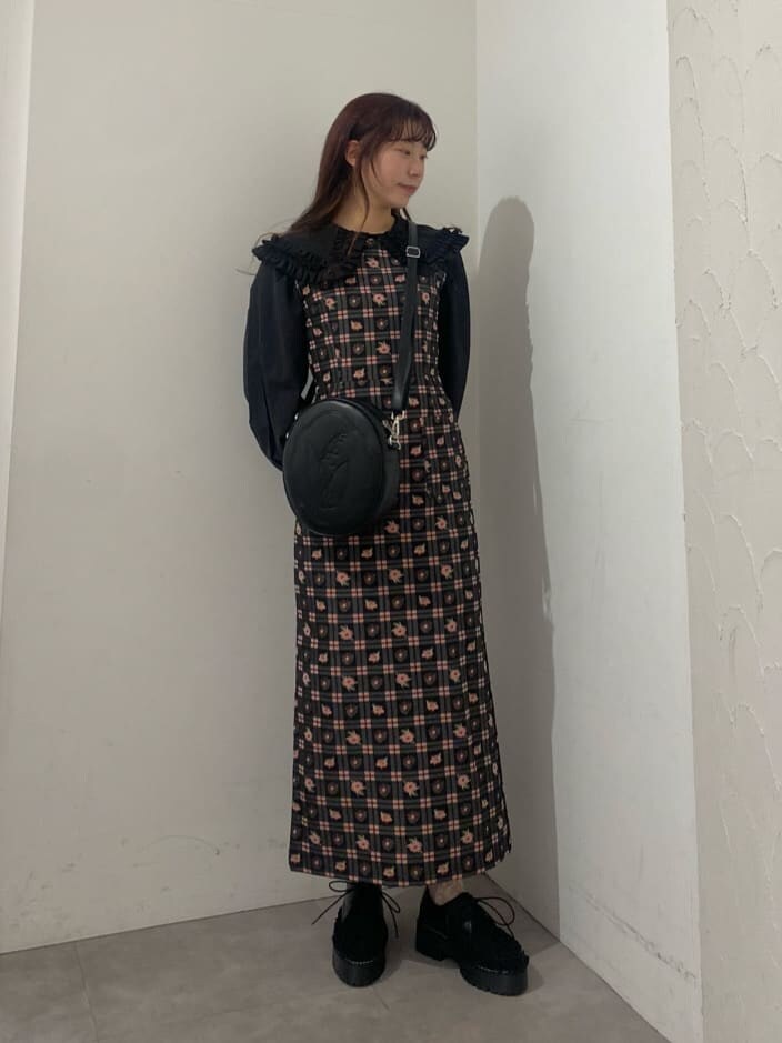 ピンク系のワンピース、ブラック系のシャツ/ブラウス、ブラック系のその他シューズを着用したレディースの冬コーディネートの2枚目の写真