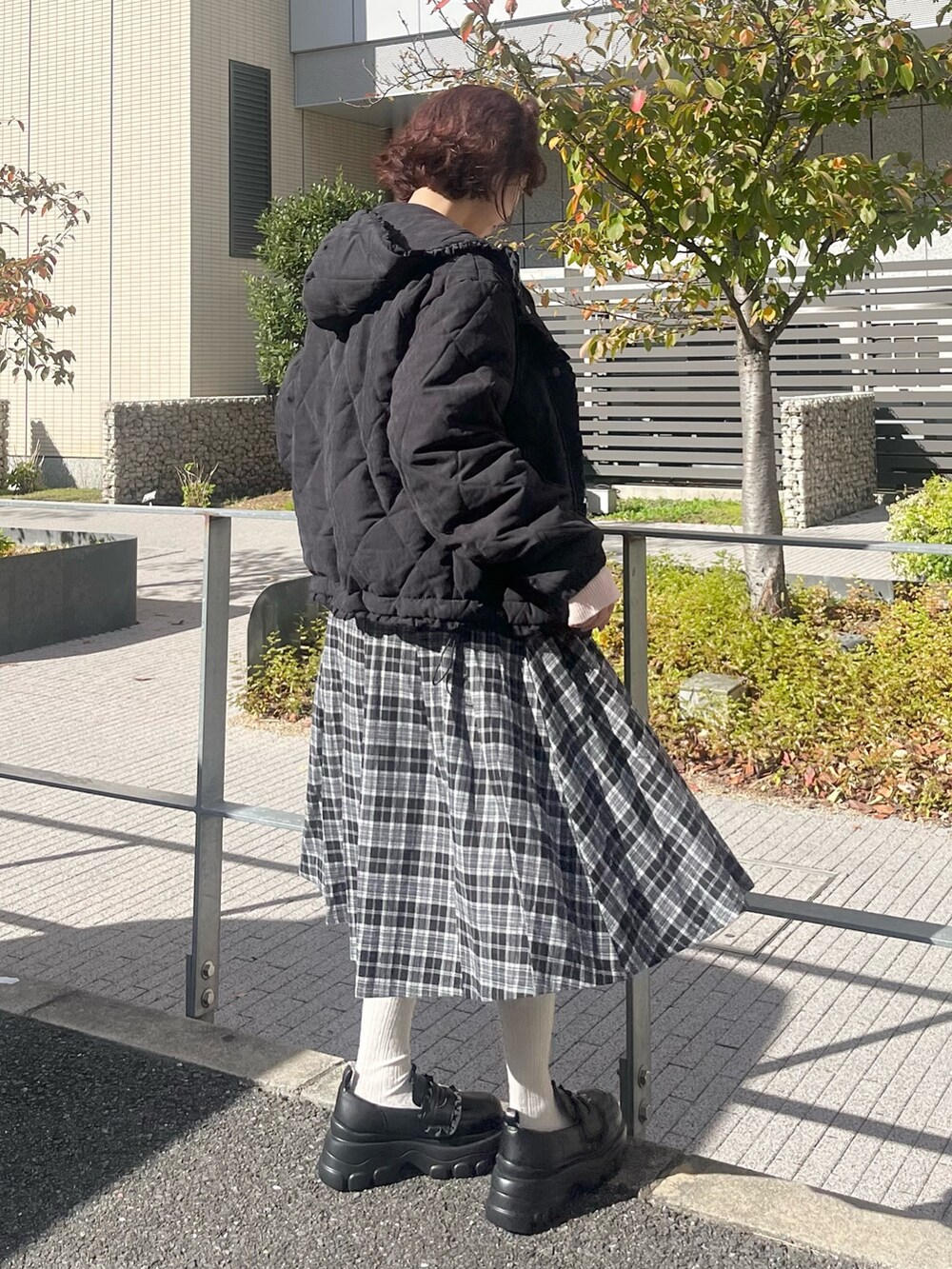 ピンク系のニット/セーター、ブラック系のスカート、ブラック系のローファーを着用したレディースの冬コーディネートの4枚目の写真