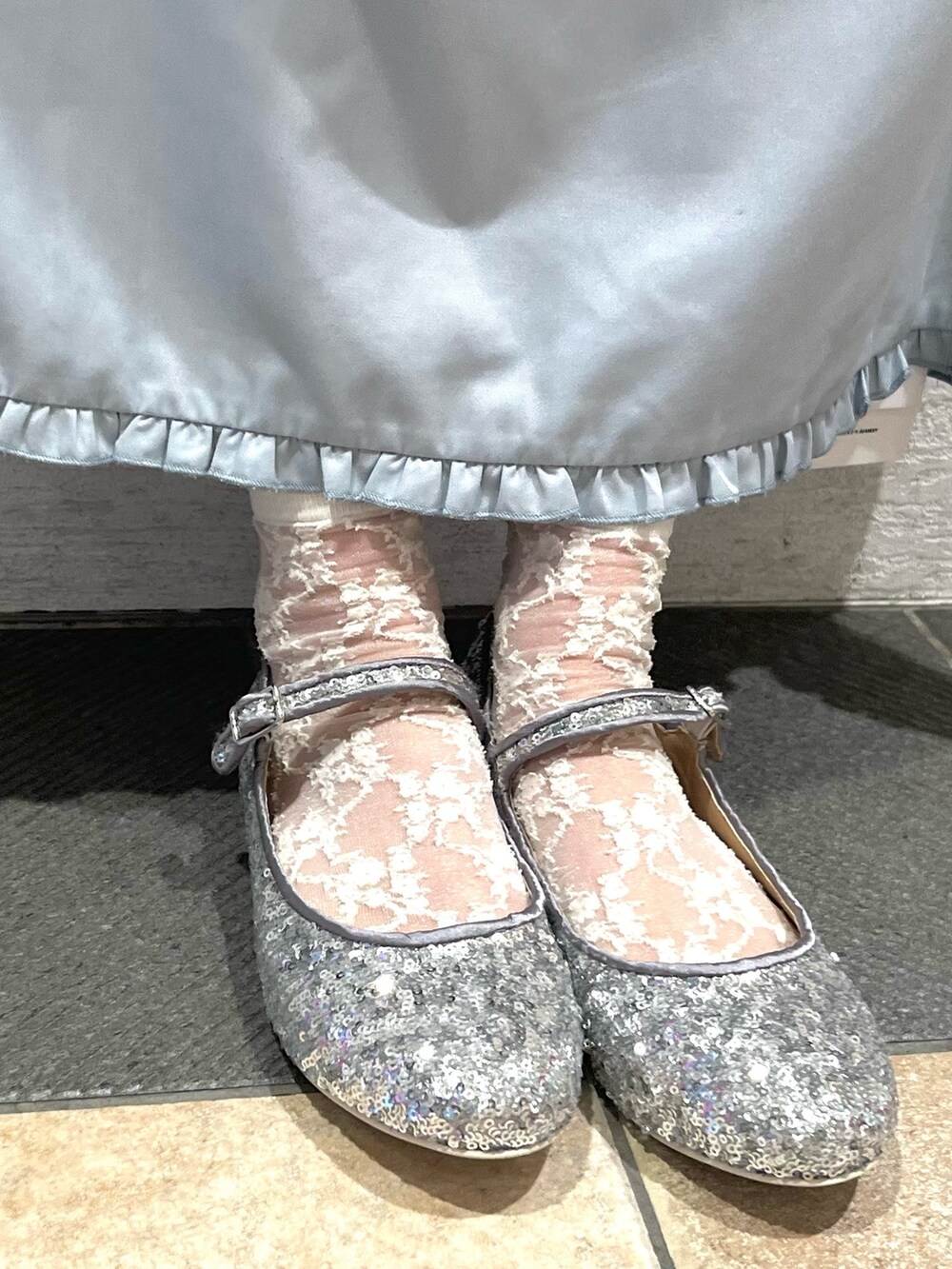 ブルー系のワンピース、シルバー系のパンプス、ホワイト系の付け襟を着用したレディースの春コーディネートの4枚目の写真