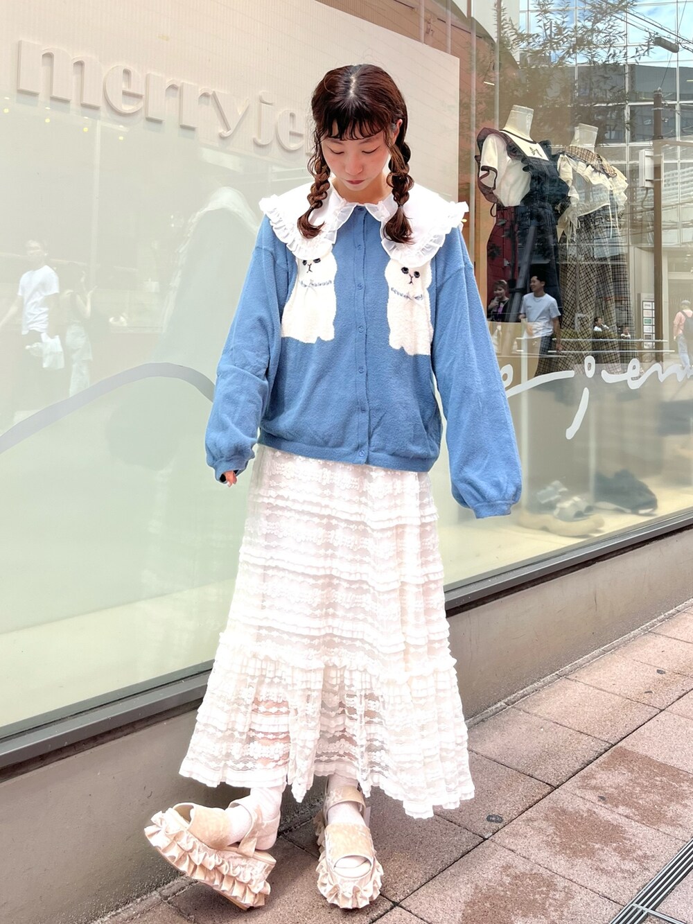 ブルー系のカーディガン/ボレロ、ホワイト系のシャツ/ブラウス、ホワイト系のスカートを着用したレディースの夏コーディネートの2枚目の写真