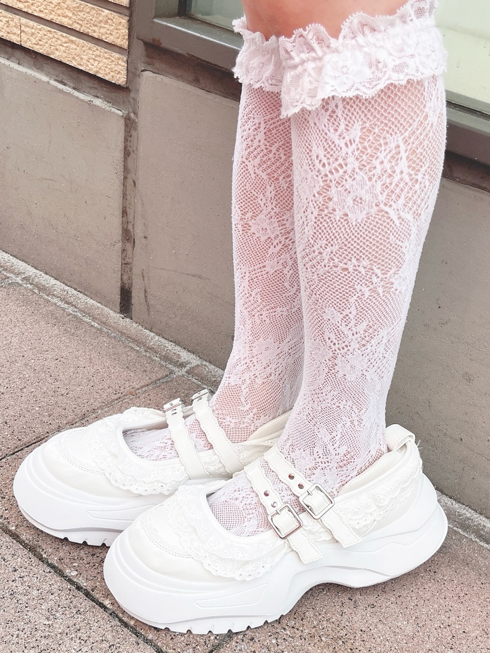 ホワイト系のワンピース、ピンク系のトートバッグ、ホワイト系のスニーカーを着用したレディースの夏コーディネートの10枚目の写真