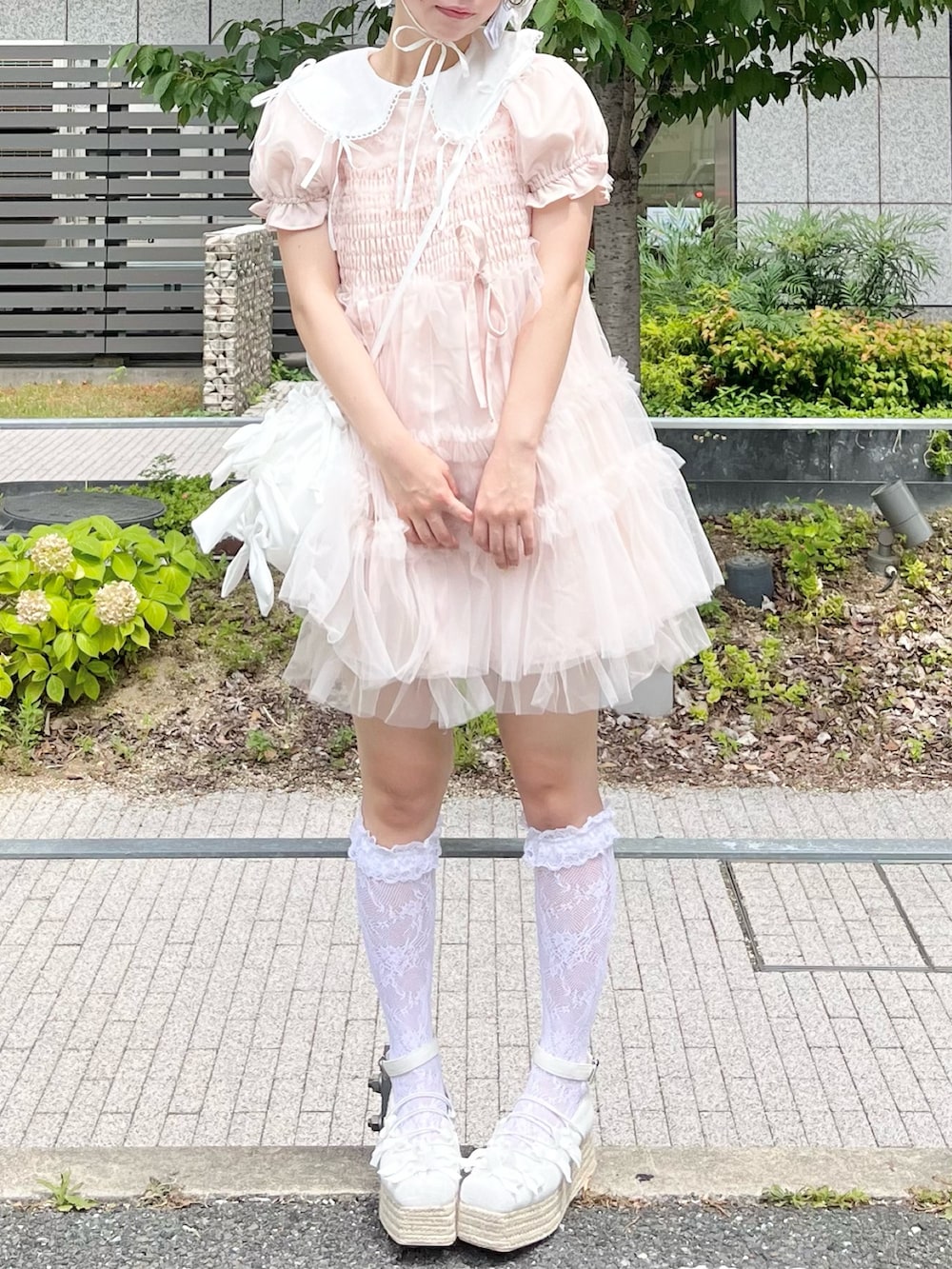 ホワイト系のシャツ/ブラウス、ピンク系のワンピース、ホワイト系のショルダーバッグを着用したレディースの夏コーディネートの4枚目の写真