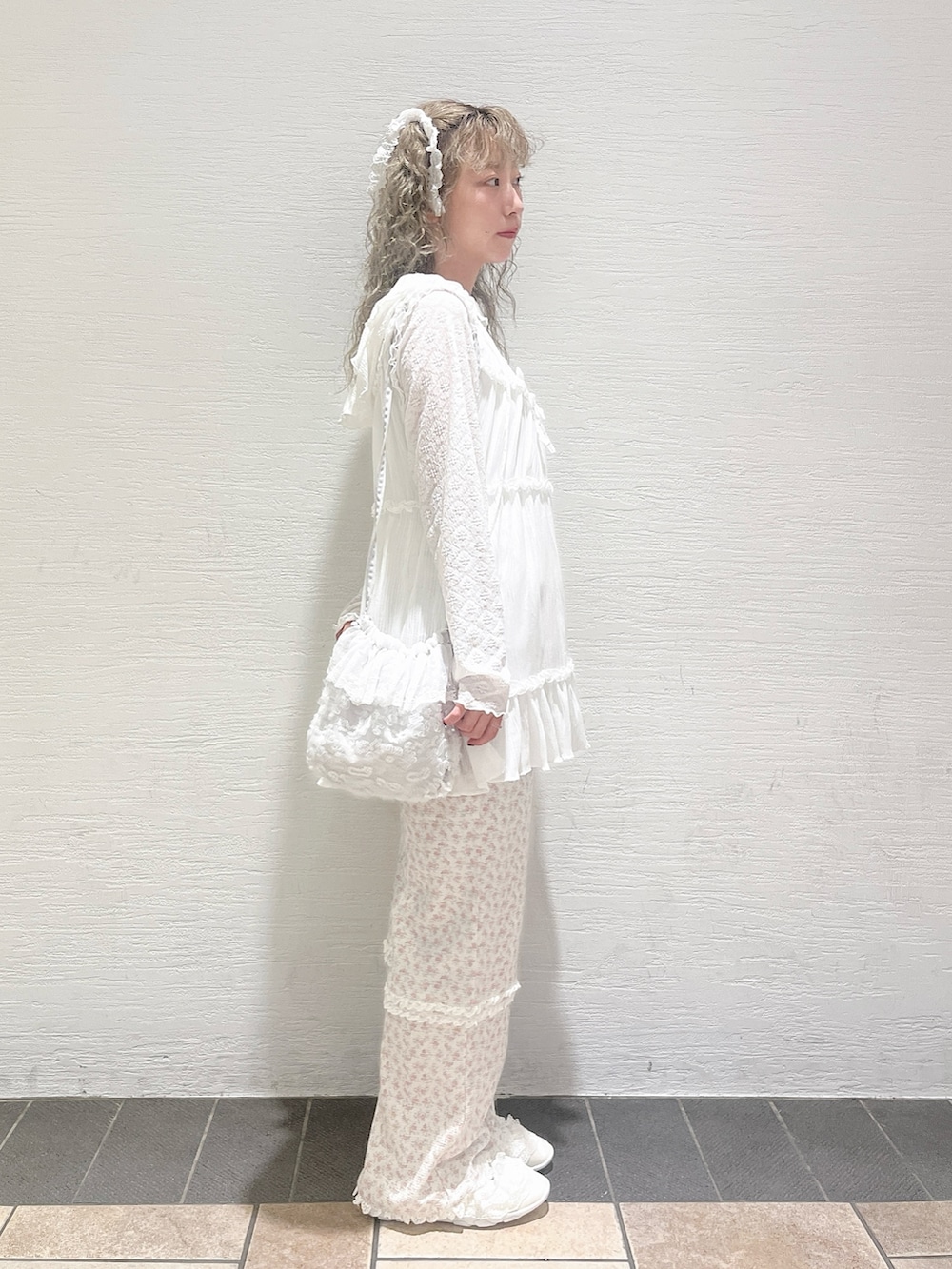 ホワイト系のTシャツ/カットソー、ホワイト系のシャツ/ブラウス、ピンク系のカーゴパンツを着用したレディースの夏コーディネートの2枚目の写真