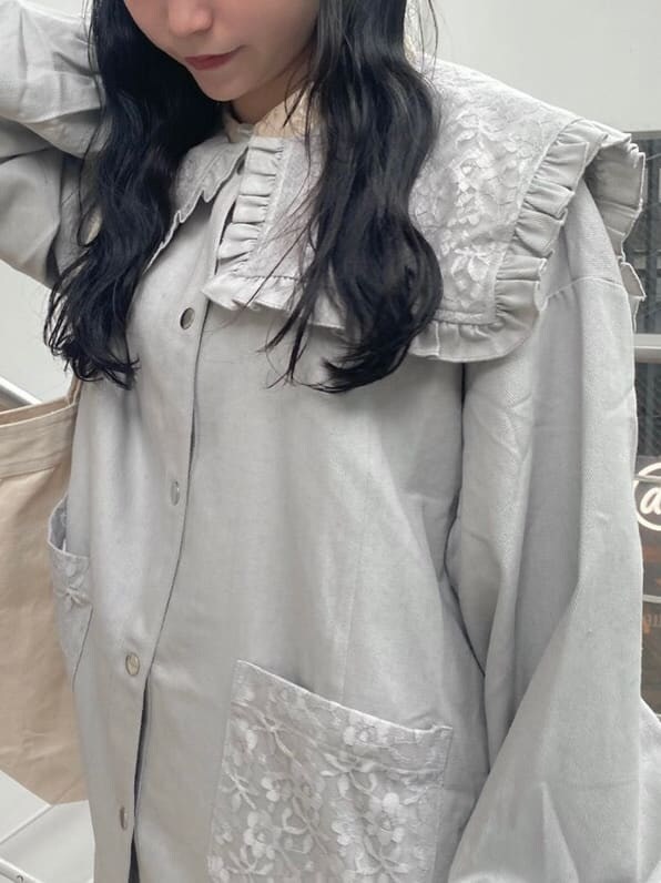 ベージュ系のワンピース、ピンク系のスニーカー、ホワイト系のトートバッグを着用したレディースの夏コーディネートの6枚目の写真