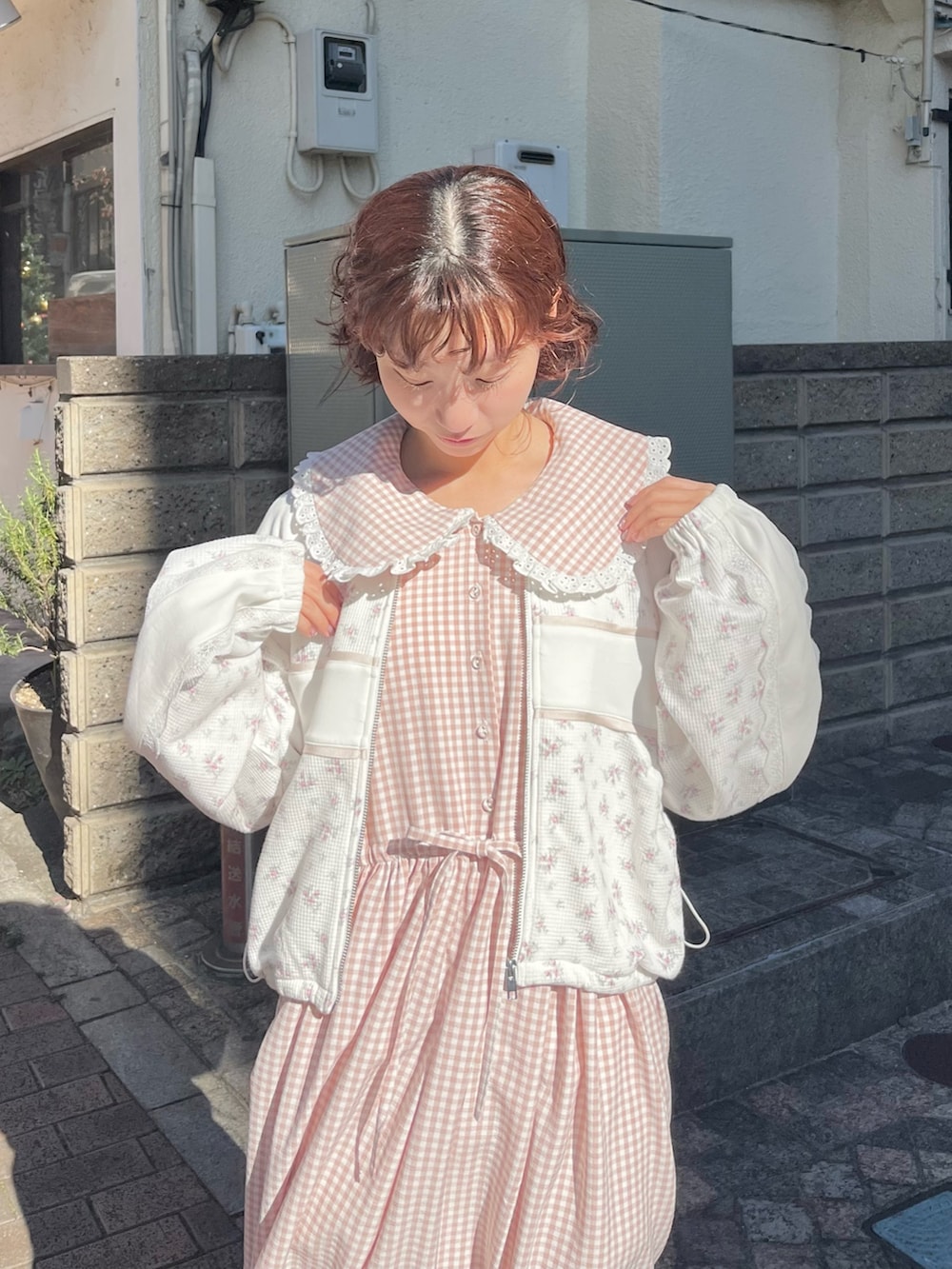 ピンク系のワンピース、ピンク系のジャージ、ホワイト系のスニーカーを着用したレディースの冬コーディネートの3枚目の写真